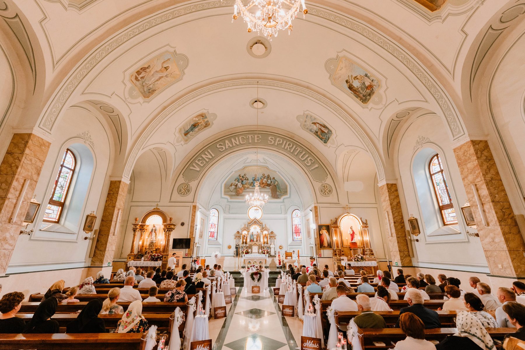 Cununie religioasă văzută din spatele bisericii
