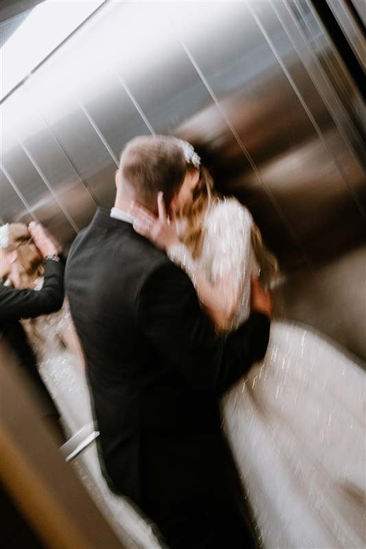 Miri în lift, imagine în mișcare