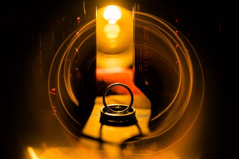 Verighete fotografiate prin pahar
